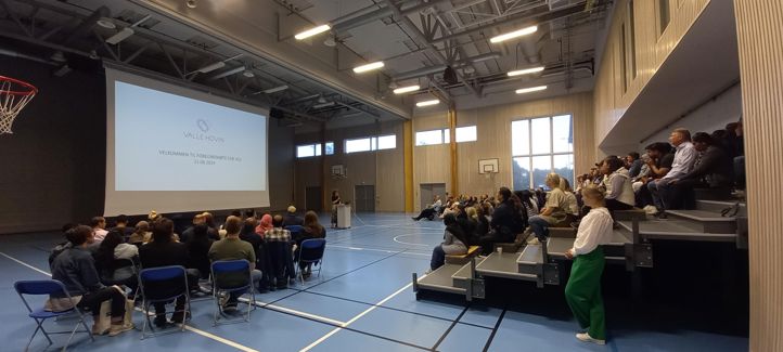 en person som holder en presentasjon for en gruppe mennesker en person som holder en presentasjon for en gruppe mennesker